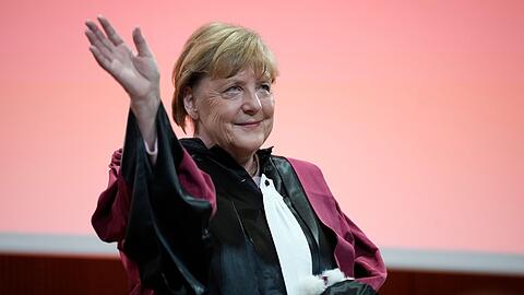 Ex-Bundeskanzlerin Angela Merkel hat erst kürzlich in Paris die Ehrendoktorwürde erhalten. Jetzt feierte sie das 50-jährige Jubiläum ihres Abiturs.