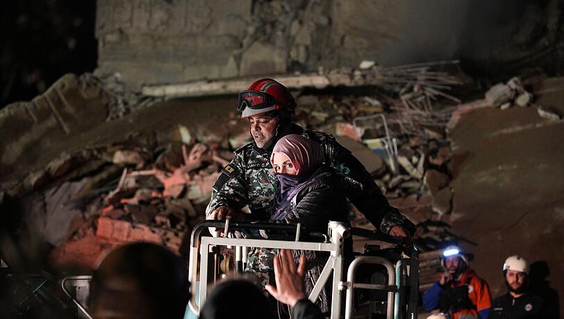 Eine Frau, die nach einem israelischen Luftangriff aus einem zerst&ouml;rten Geb&auml;ude in Beirut gerettet wird.