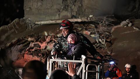 Eine Frau, die nach einem israelischen Luftangriff aus einem zerst&ouml;rten Geb&auml;ude in Beirut gerettet wird.