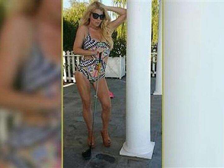Jessica Simpson hat den Badeanzug ausgepackt