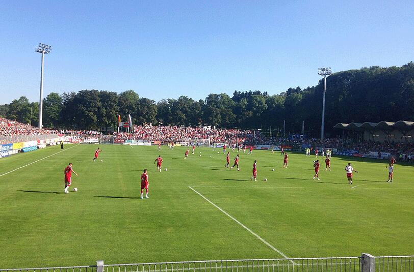 Das Stadion in Memmingen ist mit 11.150 Zuschauer ausverkauft.