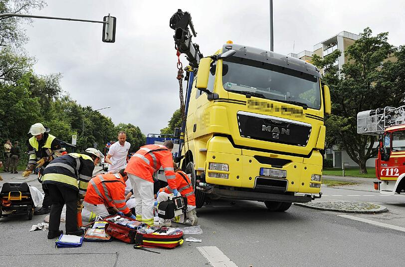 Dadurch, dass der Reifen mit dem Ladekran angehoben wurde, wurde soviel Platz geschaffen, dass der Mann von der Feuerwehr befreit werden konnte.
