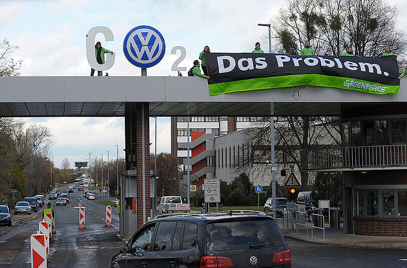 Protest auf dem Dach des Werkstores: Greenpeace hat am Montag kurzerhand das VW-Logo umfunktioniert.