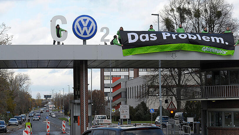 Protest auf dem Dach des Werkstores: Greenpeace hat am Montag kurzerhand das VW-Logo umfunktioniert. Protest auf dem Dach des Werkstores: Greenpeace hat am Montag kurzerhand das VW-Logo umfunktioniert.