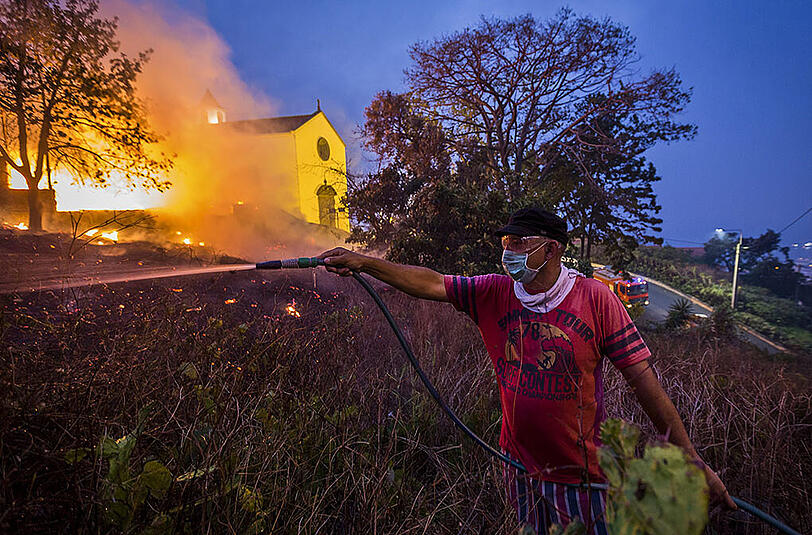 Bei einem Waldbrand auf der zu Portugal gehörenden Atlantik-Insel Madeira sind drei Menschen ums Leben gekommen. Die Bilder.