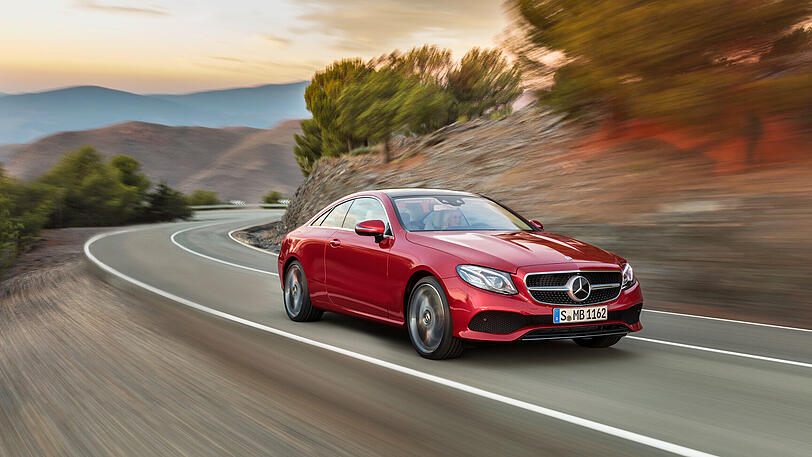 Klassische Proportionen mit langer Haube und hinten deutlich heruntergezogener Dachlinie: das neue Mercedes E-Klasse Coupé.