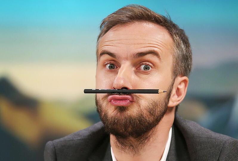 Ein Bild des musizierenden Jan Böhmermann liegt uns nicht vor. Aber eines des scherzenden Fernsehstars haben wir.