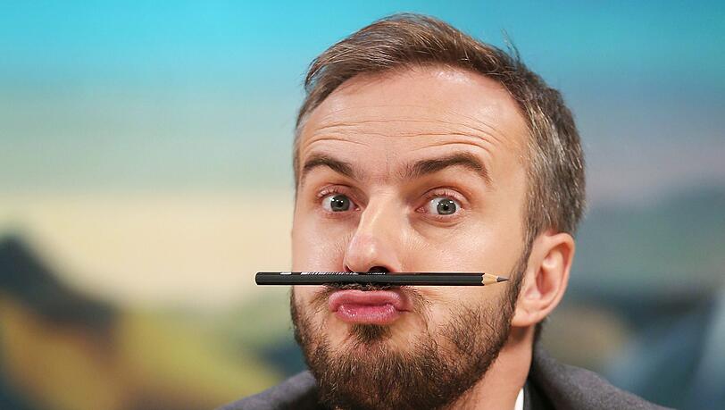 Ein Bild des musizierenden Jan Böhmermann liegt uns nicht vor. Aber eines des scherzenden Fernsehstars haben wir. Ein Bild des musizierenden Jan Böhmermann liegt uns nicht vor. Aber eines des scherzenden Fernsehstars haben wir.
