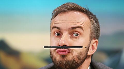 Ein Bild des musizierenden Jan Böhmermann liegt uns nicht vor. Aber eines des scherzenden Fernsehstars haben wir.