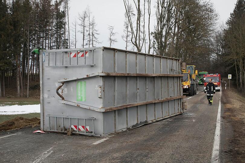 Ein Lkw ist am Freitag von der Straße abgekommen und verlor dabei einen Container mit Pferdemist.