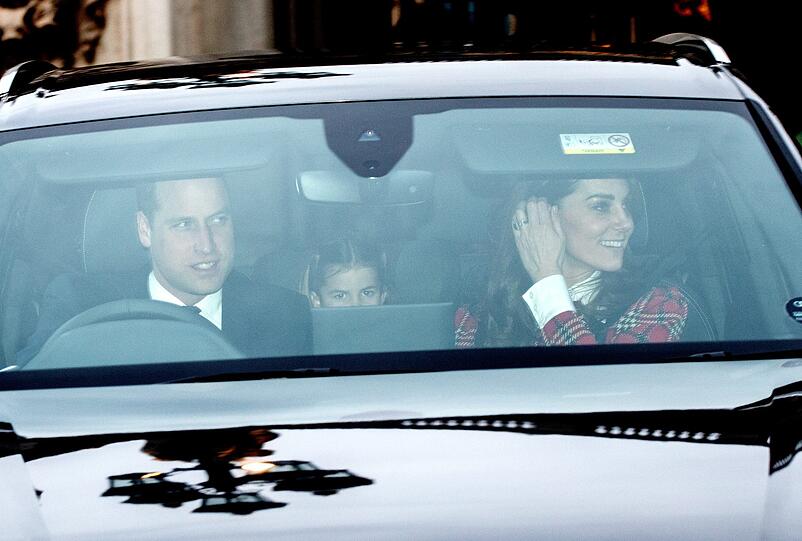 Herzogin Kate und Prinz William mit den Kindern auf dem Heimweg des royalen Weihnachtslunch.