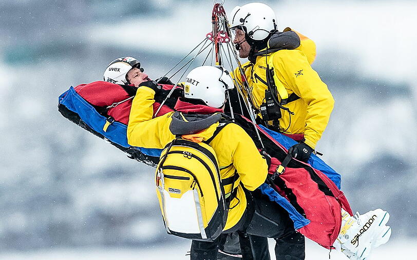 Er musste mit dem Helikopter abtransportiert werden. Kam aber im Vergleich zu den anderen gestürzten noch glimpflich davon: Er zog sich eine Knochenstauchung im linken Knie zu.