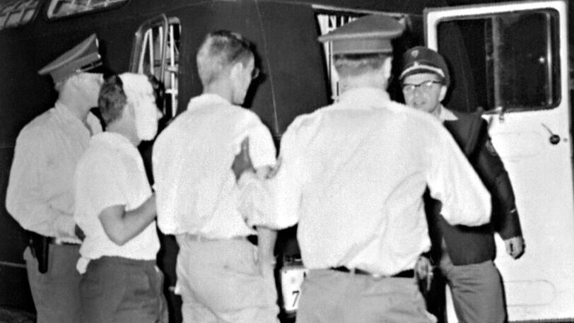 Sommer 1962 in München: Polizisten führen Randalierer ab.