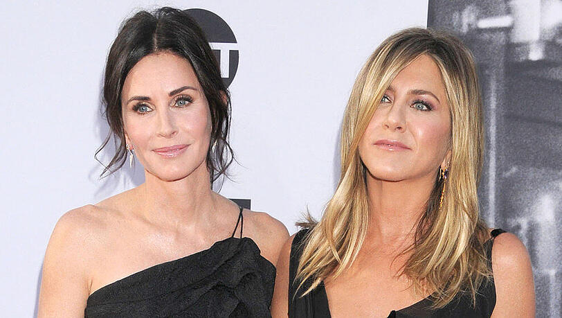 Courteney Cox (l.) und Jennifer Aniston sind seit ihrer Zeit bei "Friends" eng befreundet. Courteney Cox (l.) und Jennifer Aniston sind seit ihrer Zeit bei "Friends" eng befreundet.
