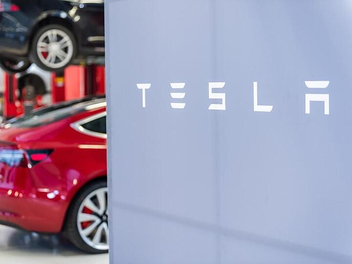 Ein Tesla Service Center in Frankfurt. Tesla will seine Elektroautos künftig nur noch über das Internet verkaufen.