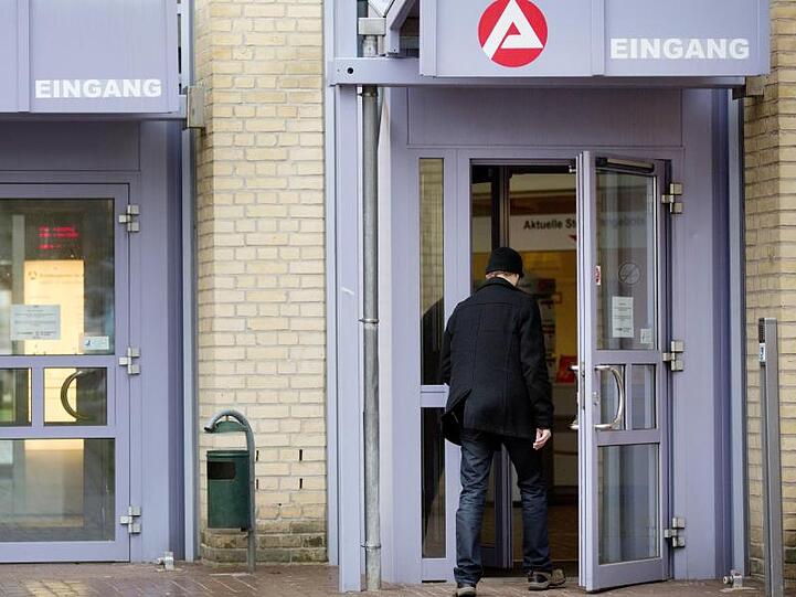 Ein Mann geht in ein Gebäude der Arbeitsagentur in Flensburg.