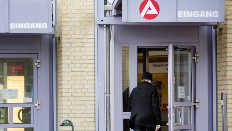 Ein Mann geht in ein Gebäude der Arbeitsagentur in Flensburg. Ein Mann geht in ein Gebäude der Arbeitsagentur in Flensburg.