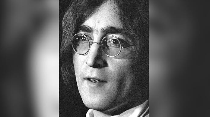 John Lennon hat mit den Beatles Musikgeschichte geschrieben.