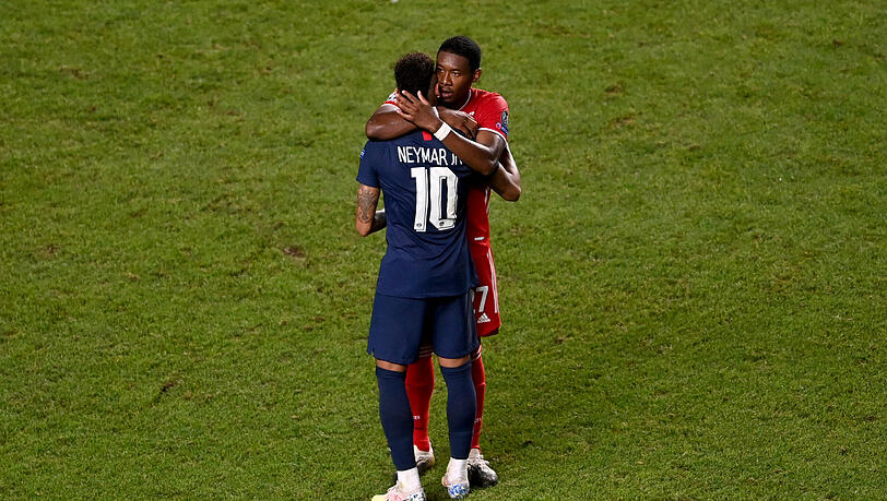 Superstar Neymar wird von David Alaba getröstet.