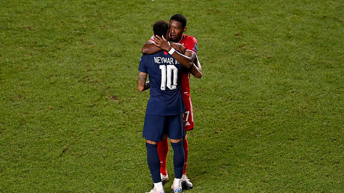 Superstar Neymar wird von David Alaba getröstet.