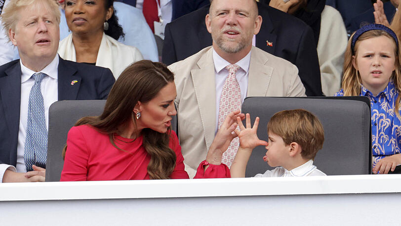 Prinz Louis machte Mama Kate eine lange Nase und streckte die Zunge raus
