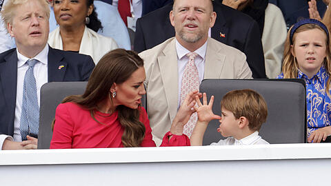 Prinz Louis machte Mama Kate eine lange Nase und streckte die Zunge raus