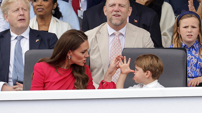 Prinz Louis machte Mama Kate eine lange Nase und streckte die Zunge raus
