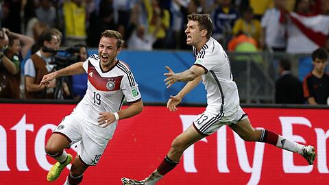 Der Weltmeistermacher und sein Hinterherläufer: Mario Götze (l.) nach seinem Siegtor im WM-Finale 2014 und Thomas Müller.