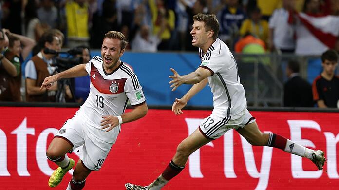 Der Weltmeistermacher und sein Hinterherläufer: Mario Götze (l.) nach seinem Siegtor im WM-Finale 2014 und Thomas Müller.