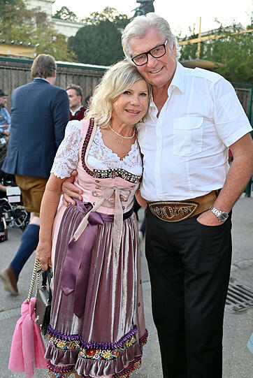 Marianne und Michael Hartl zeigten sich bereits Mittags zum Anstich im Schottenhamel
