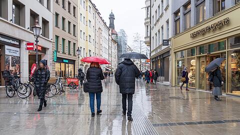 Die Befürchtung vieler Händler in der Innenstadt: kaum Passanten auf den Straßen in den nächsten Tagen. Der Streik wird wohl viele Menschen aus der Region davon abhalten, in die Innenstadt zu fahren – der Regen hilft den Händlern sicher auch nicht.