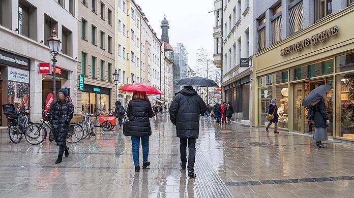 Die Befürchtung vieler Händler in der Innenstadt: kaum Passanten auf den Straßen in den nächsten Tagen. Der Streik wird wohl viele Menschen aus der Region davon abhalten, in die Innenstadt zu fahren – der Regen hilft den Händlern sicher auch nicht.