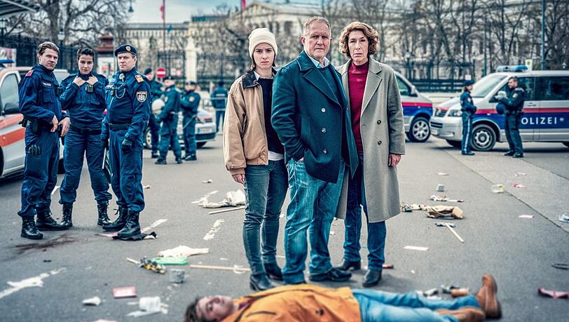 "Tatort: Wir sind nicht zu fassen!": Moritz Eisner (Harald Krassnitzer, m.) und Bibi Fellner (Adele Neuhauser, r.) ermitteln.