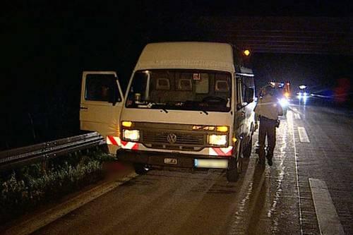 Direkt neben den VW-Bus legte der Fahrer die sterbende Frau ab und wartete auf Hilfe.