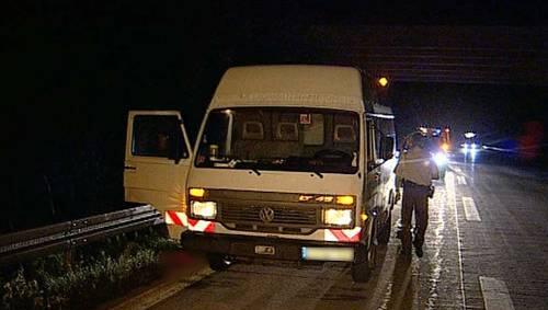 Direkt neben den VW-Bus legte der Fahrer die sterbende Frau ab und wartete auf Hilfe. Direkt neben den VW-Bus legte der Fahrer die sterbende Frau ab und wartete auf Hilfe.