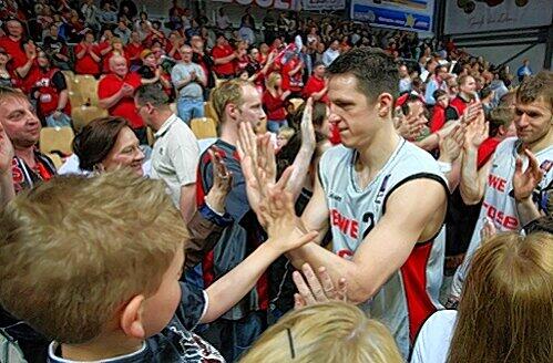 Wieder ein Heimsieg geschafft: Bambergs Kapitän Casey Jacobsen lässt sich von den Fans feiern.