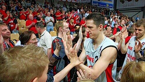 Wieder ein Heimsieg geschafft: Bambergs Kapitän Casey Jacobsen lässt sich von den Fans feiern. Wieder ein Heimsieg geschafft: Bambergs Kapitän Casey Jacobsen lässt sich von den Fans feiern.