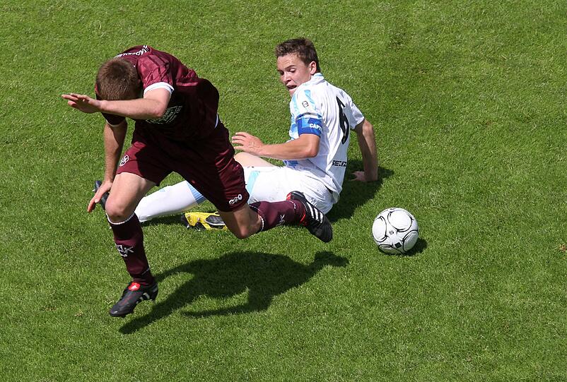 Die Enttäuschung über die Niederlage bei der deutschen Junioren-Meisterschaft entlud sich bei den 1860-Fans teils in einer Attacke gegen Dieter Schneider. "Du hast den Verein verkauft", schallte es von den Rängen. Auch Rauchbomben gingen hoch. Die Eindrücke.