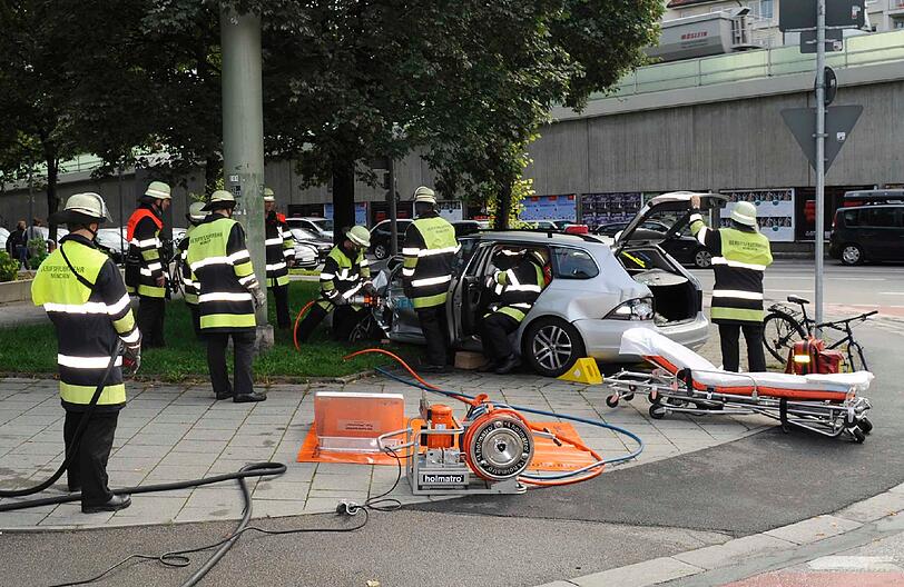 Dachauer Straße: 
Erhebliche Störungen im Nachmittagsverkehr verursacht ein Verkehrsunfall im Kreuzungsbereich zur Landshuter Allee. Ein VW Golf stößt mit einer Trambahn zusammen. Die Deformationen sind so groß, dass der junge Fahrer und seine 25-jährige Begleiterin nur mit hydraulischem Rettungsgerät befreit werden können. Beide verletzen sich leicht.