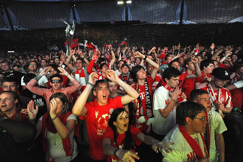 Ein Abend der emotionalen Achterbahnfahrt - mit dem brutalen Absturz aus einem ach so schönen Traum. So hofften, bangten, jubelten - und weinten die Fans des FC Bayern.