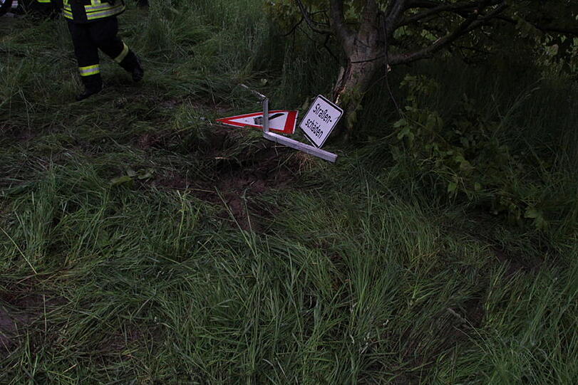 Einsatzkräfte an der Unfallstelle. An dem Audi ist ein Sachschaden von 35.000 Euro entstanden und der Fahrer ist seinen Führerschein erstmal los.