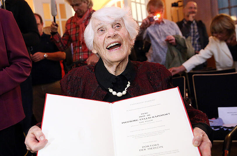 Vor ihrer mündlichen Promotionsprüfung hat die 102-Jährige Medizinerin richtig Lampenfieber gehabt.