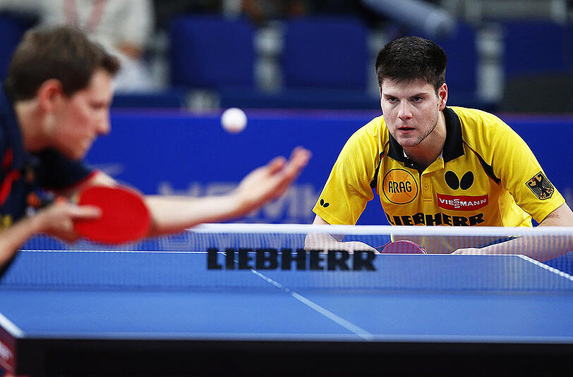Der Österreicher Robert Gardos (links) serviert für den Deutschen Dimitrij Ovtcharov.