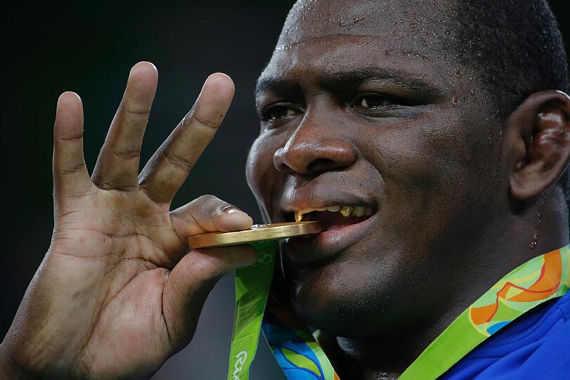 Viele Medaillengewinner beißen beim Gruppenbild nach der Siegerehrung in das Edelmetall. Alles echt - soll das symbolisieren. Dabei enthält eine olympische Goldmedaille nur 1,34 Prozent echtes Gold, der Rest ist Sterling-Silber. Im Grunde ist das Ritual nur ein Späßchen für die Fotografen.