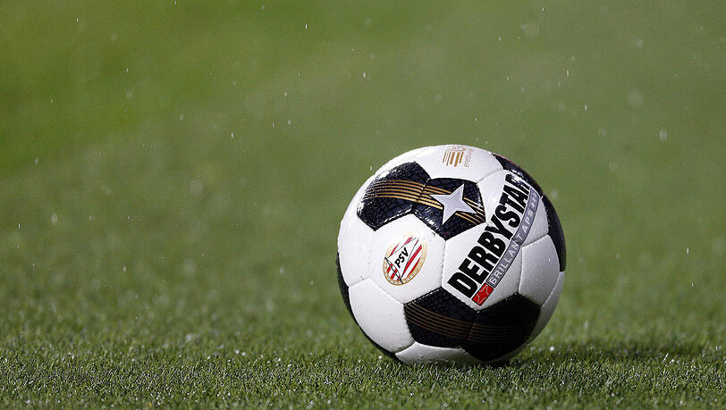 Jahn Regensburg spielt mit "Derbystar". Deswegen bereiten sich die Löwen mit diesen Bällen auf das Spiel vor. (Archivbild) Jahn Regensburg spielt mit "Derbystar". Deswegen bereiten sich die Löwen mit diesen Bällen auf das Spiel vor. (Archivbild)