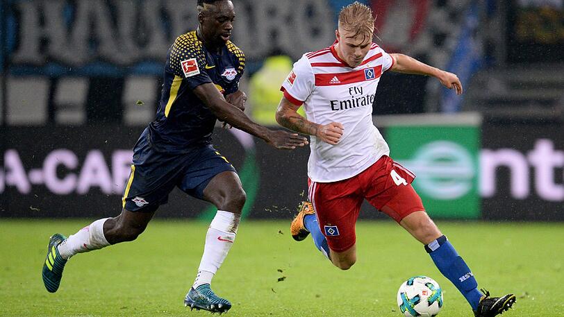 Hamburgs Rick van Drongelen (r.) gegen Leipzigs Jean-Kevin Augustin.