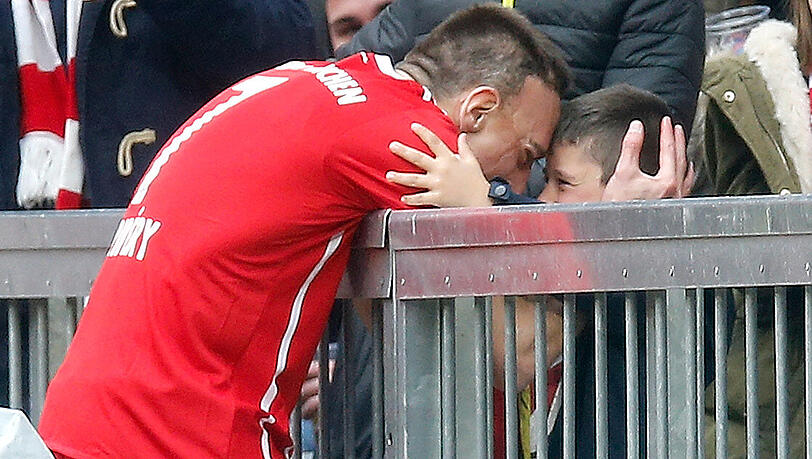 Franck Ribéry feierte sein 1:0 gegen den HSV mit Sohn Saif. Franck Ribéry feierte sein 1:0 gegen den HSV mit Sohn Saif.