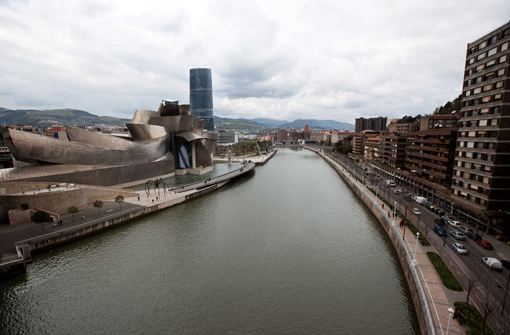 Der Architekt Frank O. Gehry hat das Guggenheim-Museum gebaut - es zieht jährlich über eine Millionen Besucher an.