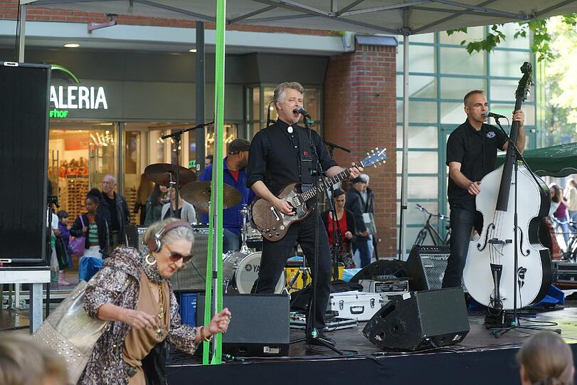 Hier wird gerockt und geswingt! Elvis' Todestag wurde am Rotkreuzplatz ausgelassen gedacht.