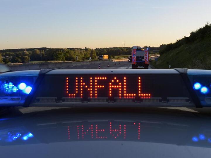Auf einem Polizeiauto warnt eine Leuchtschrift vor einer Unfallstelle. Foto: Stefan Puchner/Archiv